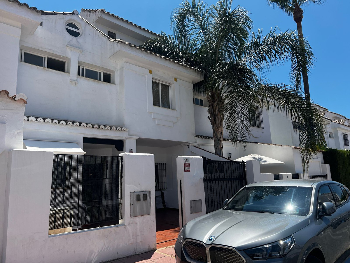 4 Bed, 3 Bath, HouseFor Sale, Nueva Andalucia, Malaga