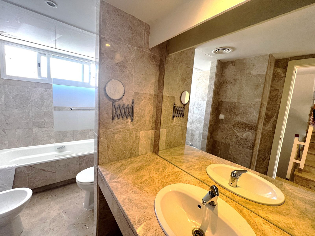 4 Bed, 3 Bath, HouseFor Sale, Nueva Andalucia, Malaga