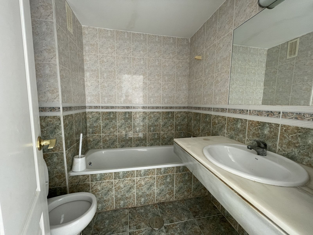 3 Bed, 2 Bath, ApartmentFor Sale, El Paraiso, Malaga