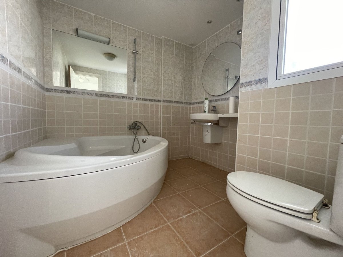 3 Bed, 2 Bath, ApartmentFor Sale, El Paraiso, Malaga