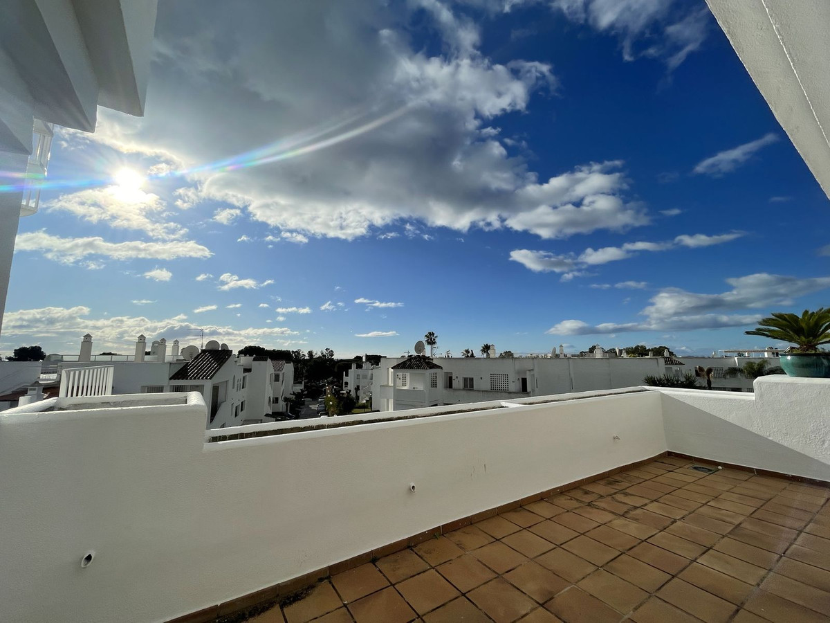 3 Bed, 2 Bath, ApartmentFor Sale, El Paraiso, Malaga