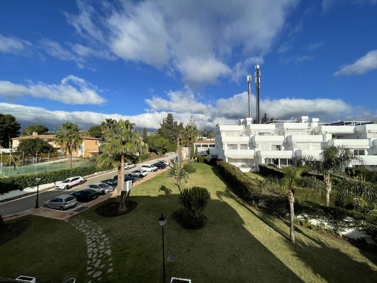 3 Bed, 2 Bath, ApartmentFor Sale, El Paraiso, Malaga