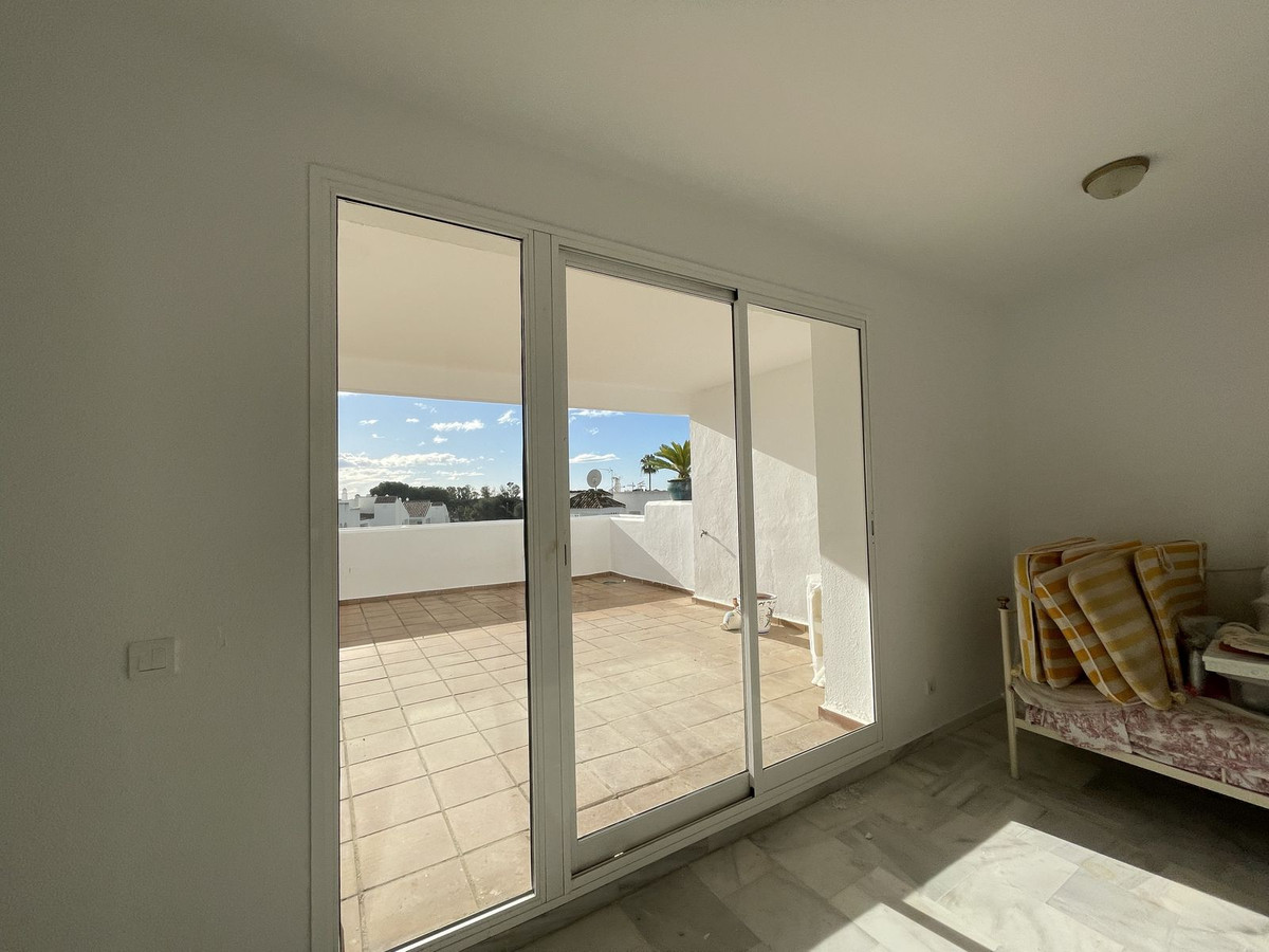 3 Bed, 2 Bath, ApartmentFor Sale, El Paraiso, Malaga