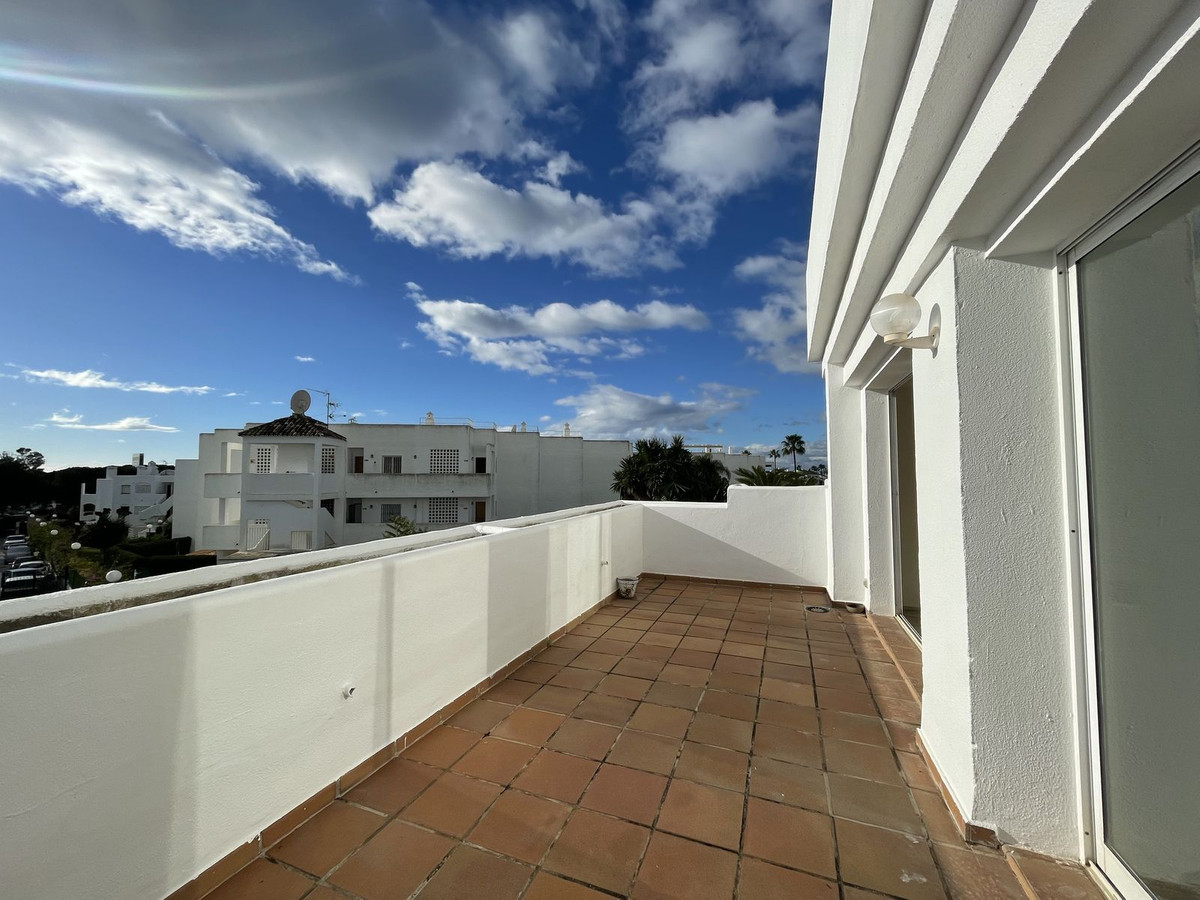 3 Bed, 2 Bath, ApartmentFor Sale, El Paraiso, Malaga