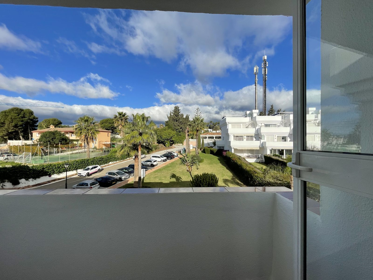 3 Bed, 2 Bath, ApartmentFor Sale, El Paraiso, Malaga