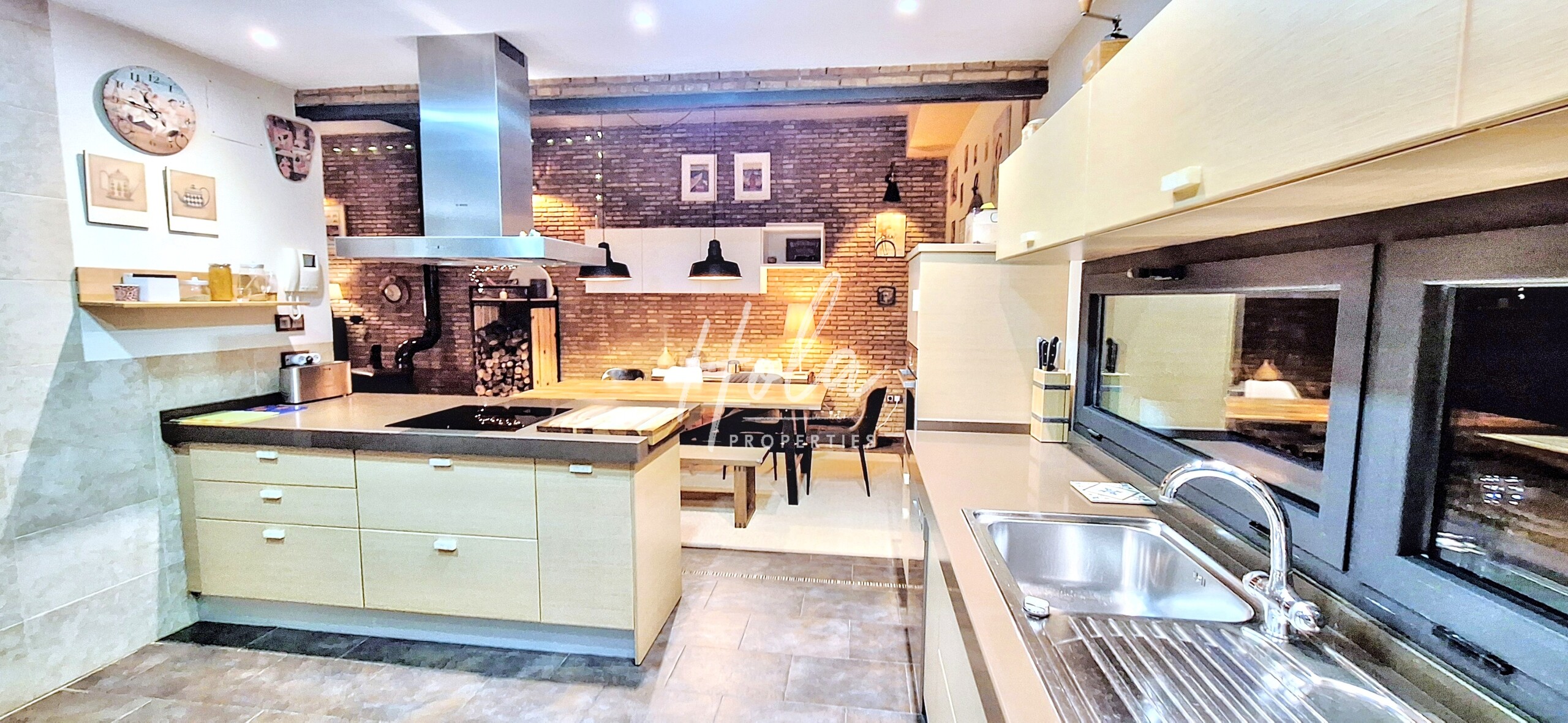 4 Bed, 3 Bath, HouseFor Sale, Granada, Granada