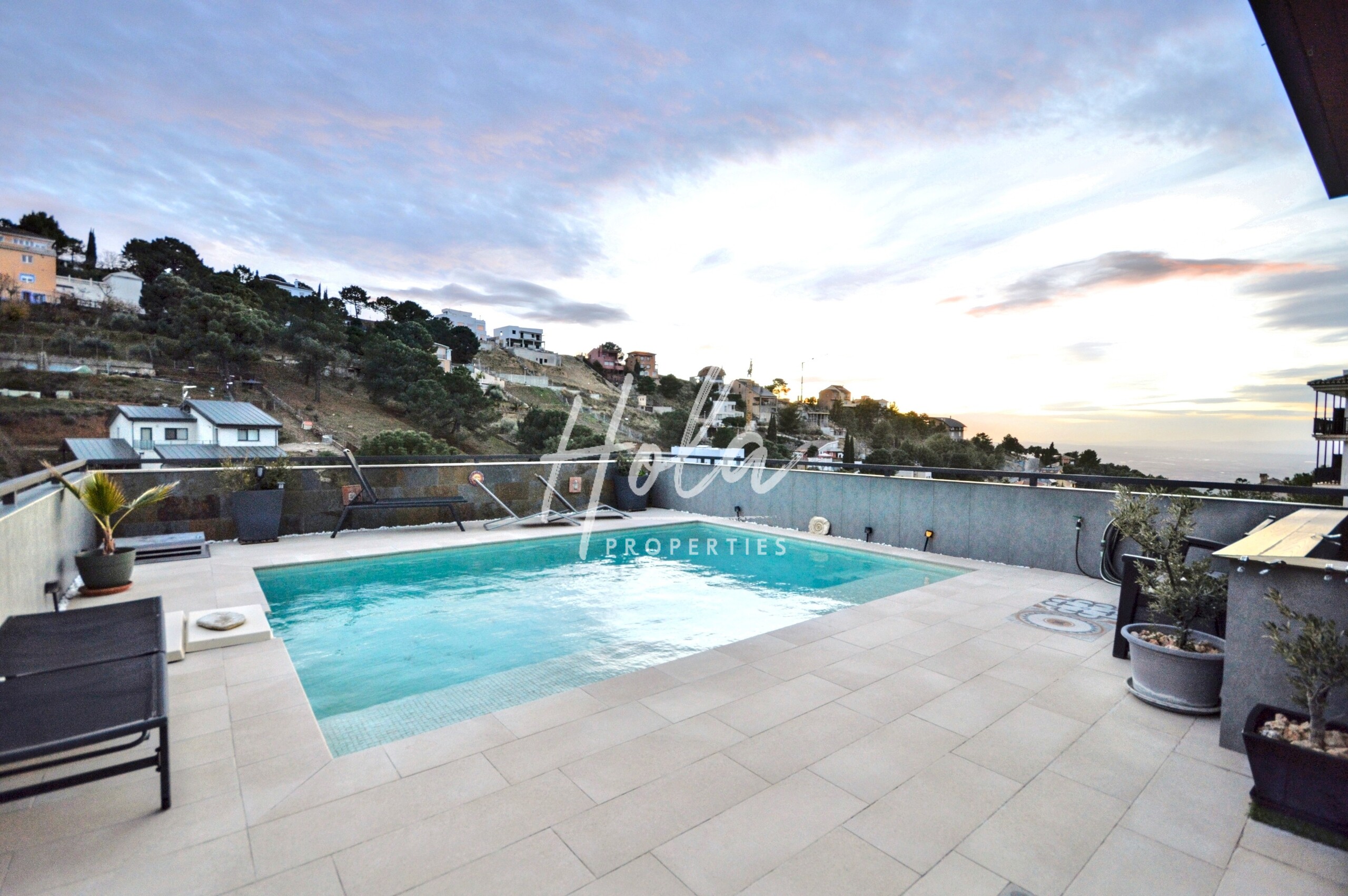 4 Bed, 3 Bath, HouseFor Sale, Granada, Granada