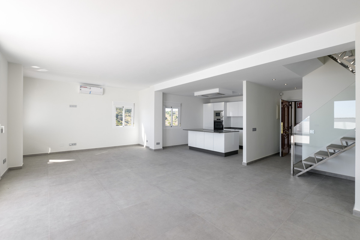 3 Bed, 2 Bath, ApartmentFor Sale, Estepona, Malaga