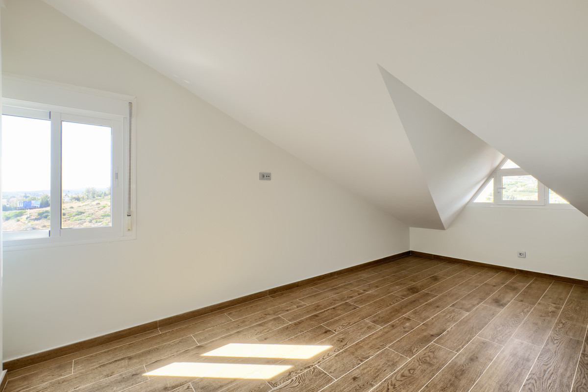 3 Bed, 2 Bath, ApartmentFor Sale, Estepona, Malaga