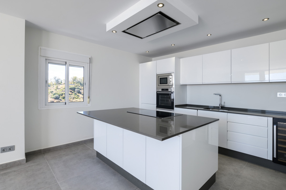 3 Bed, 2 Bath, ApartmentFor Sale, Estepona, Malaga