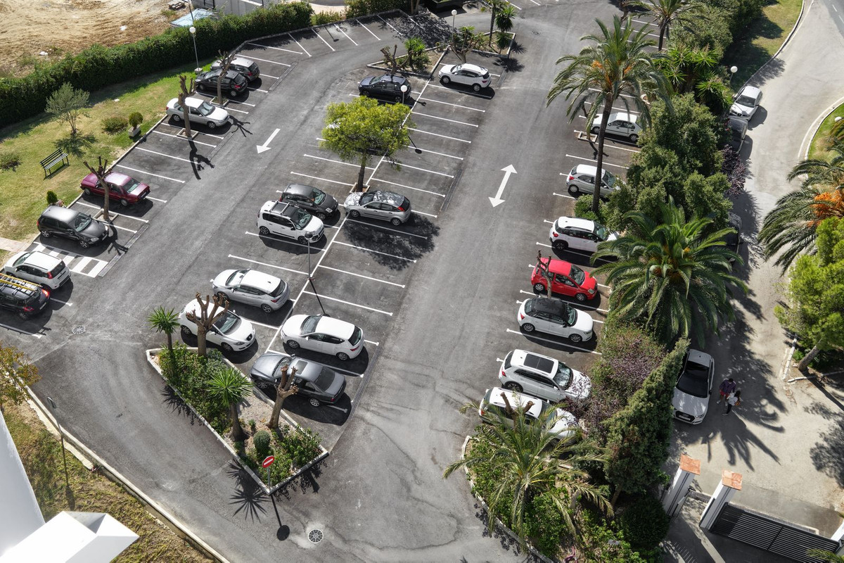 3 Bed, 2 Bath, ApartmentFor Sale, Estepona, Malaga