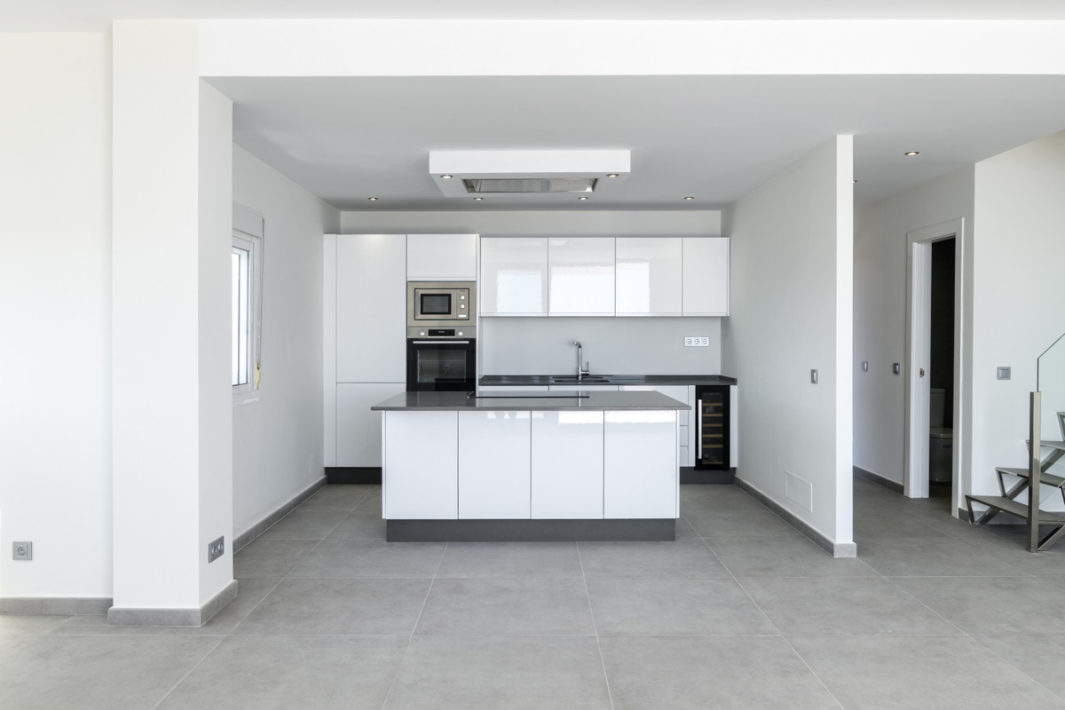 3 Bed, 2 Bath, ApartmentFor Sale, Estepona, Malaga