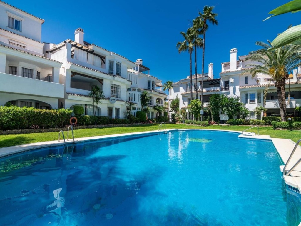 2 Bed, 1 Bath, ApartmentFor Sale, Nueva Andalucia, Malaga