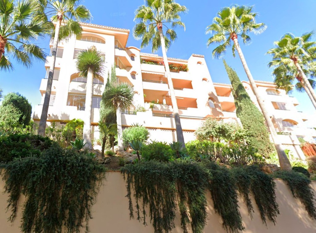 3 Bed, 2 Bath, ApartmentFor Sale, Elviria, Malaga