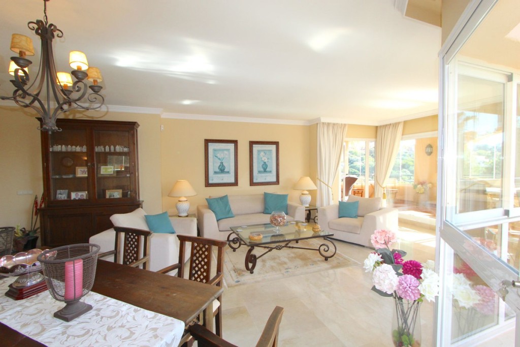 3 Bed, 2 Bath, ApartmentFor Sale, Elviria, Malaga