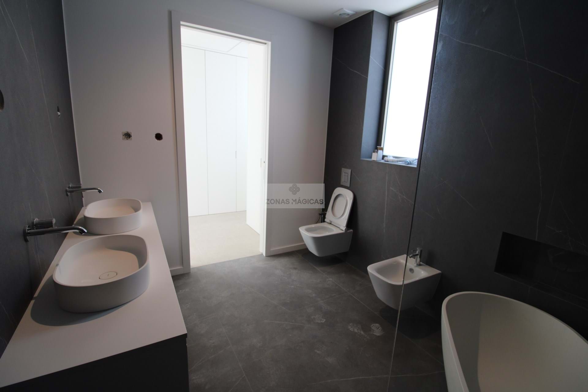 4 Bed, 6 Bath, HouseFor Sale, Lagos, Faro, 8600 4 Bed, 6 Bath, HouseFor Sale, Lagos, Faro, 8600