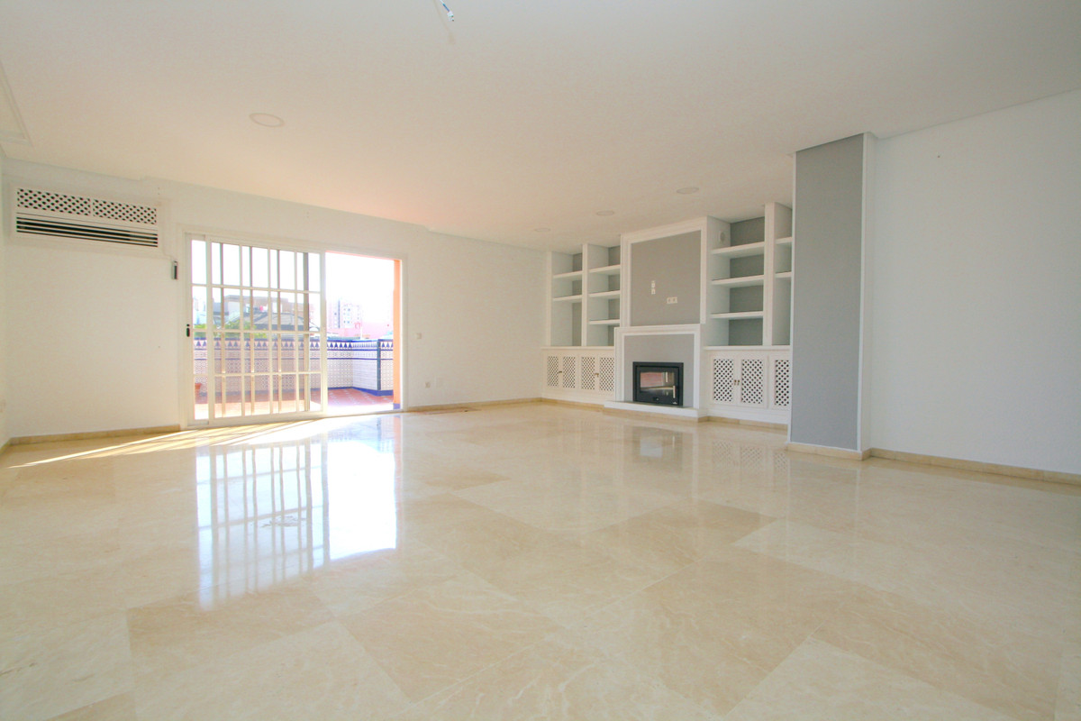 6 Bed, 2 Bath, ApartmentFor Sale, Fuengirola, Malaga