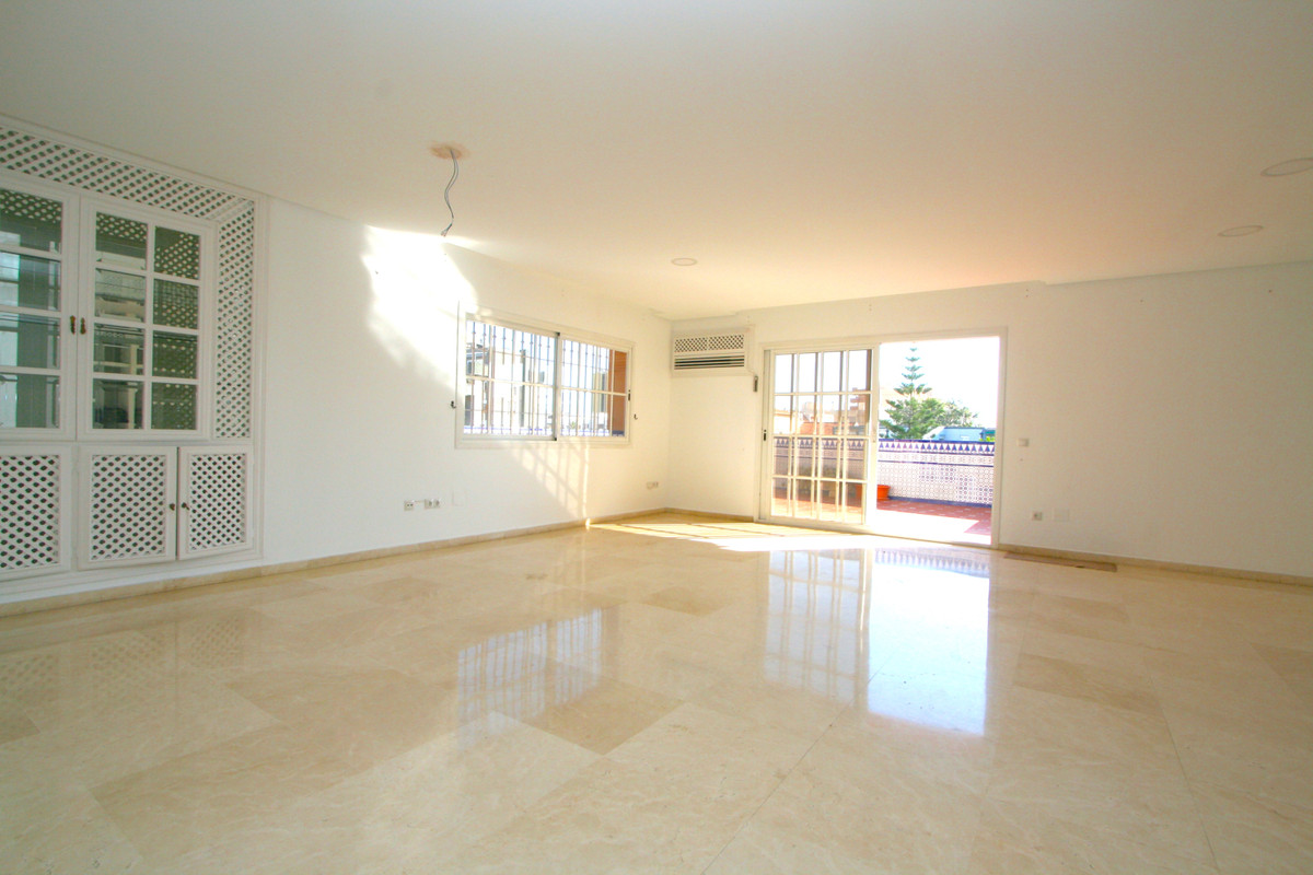 6 Bed, 2 Bath, ApartmentFor Sale, Fuengirola, Malaga