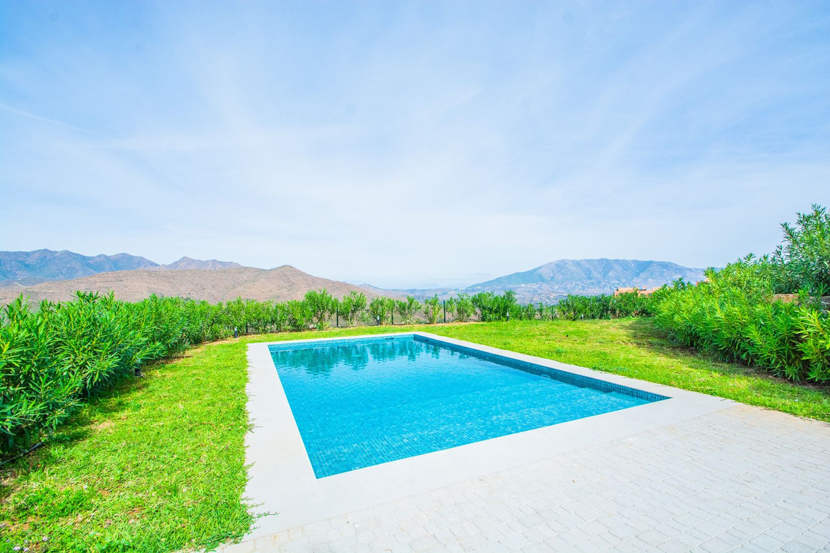 4 Bed, 4 Bath, HouseFor Sale, La Mairena, Malaga