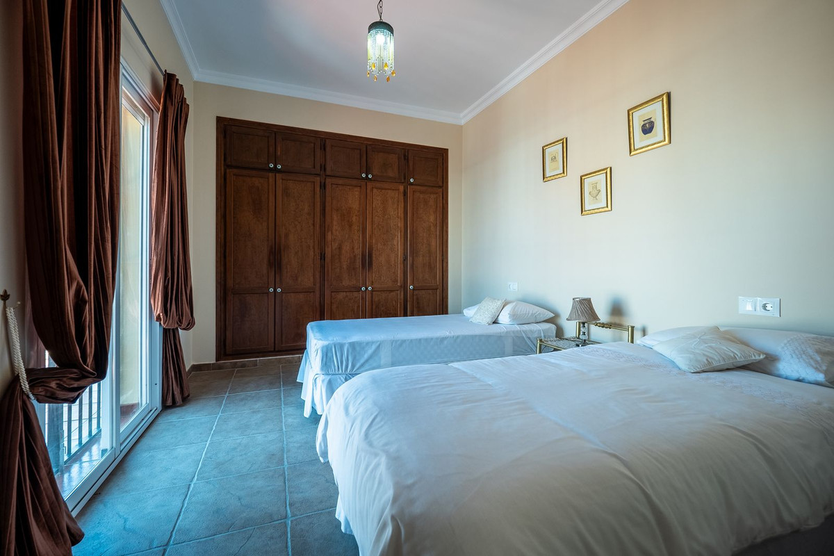 Alhaurin el Grande, Malaga, 5 Bedrooms Bedrooms, ,3 BathroomsBathrooms,For Sale,R5048269