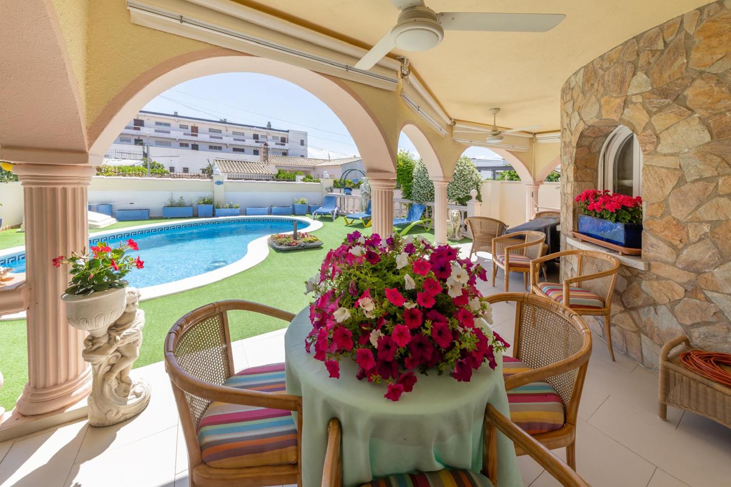 4 Bed, 2 Bath, HouseFor Sale, Empuriabrava, Girona, 17487 4 Bed, 2 Bath, HouseFor Sale, Empuriabrava, Girona, 17487