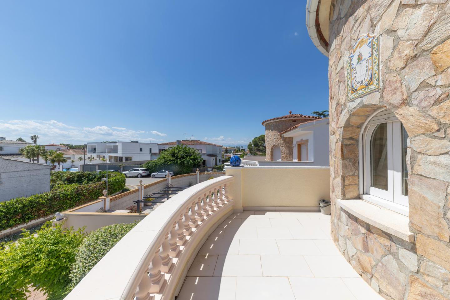 4 Bed, 2 Bath, HouseFor Sale, Empuriabrava, Girona, 17487 4 Bed, 2 Bath, HouseFor Sale, Empuriabrava, Girona, 17487