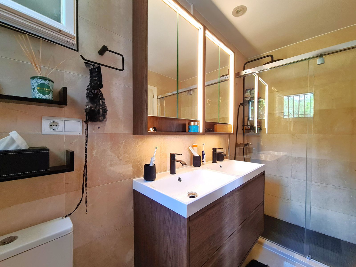 3 Bed, 2 Bath, ApartmentFor Sale, Benahavis, Malaga