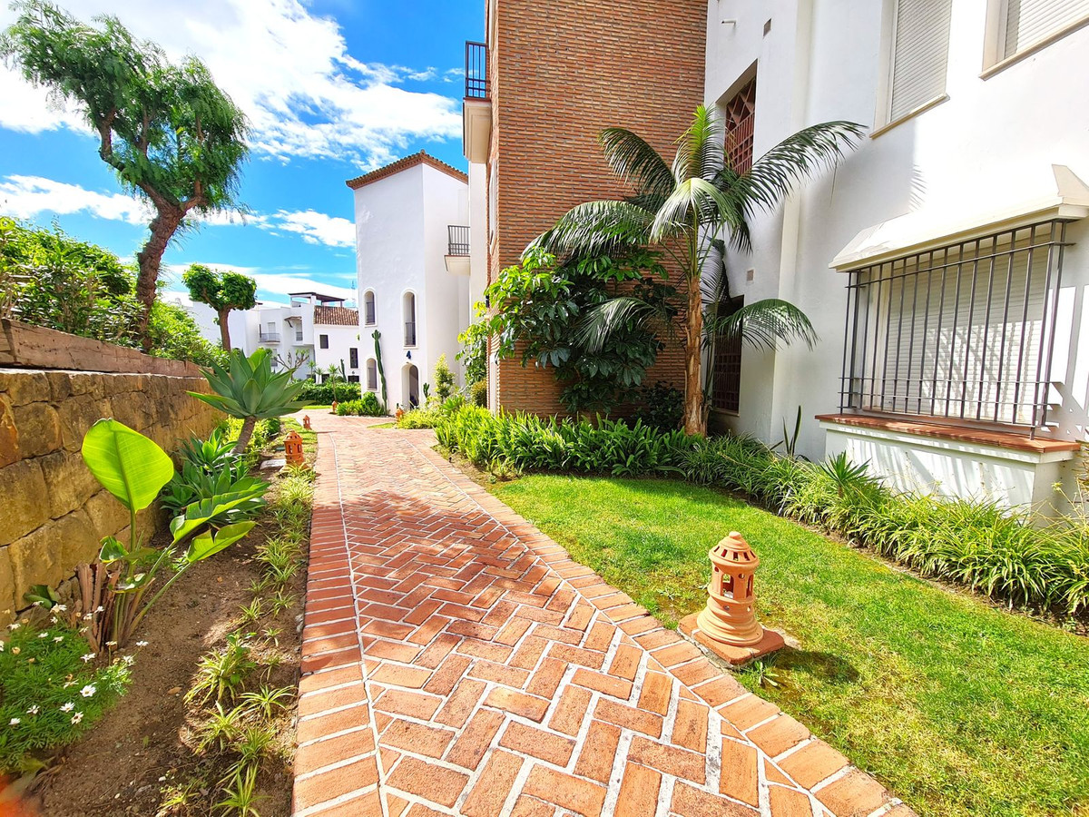 3 Bed, 2 Bath, ApartmentFor Sale, Benahavis, Malaga