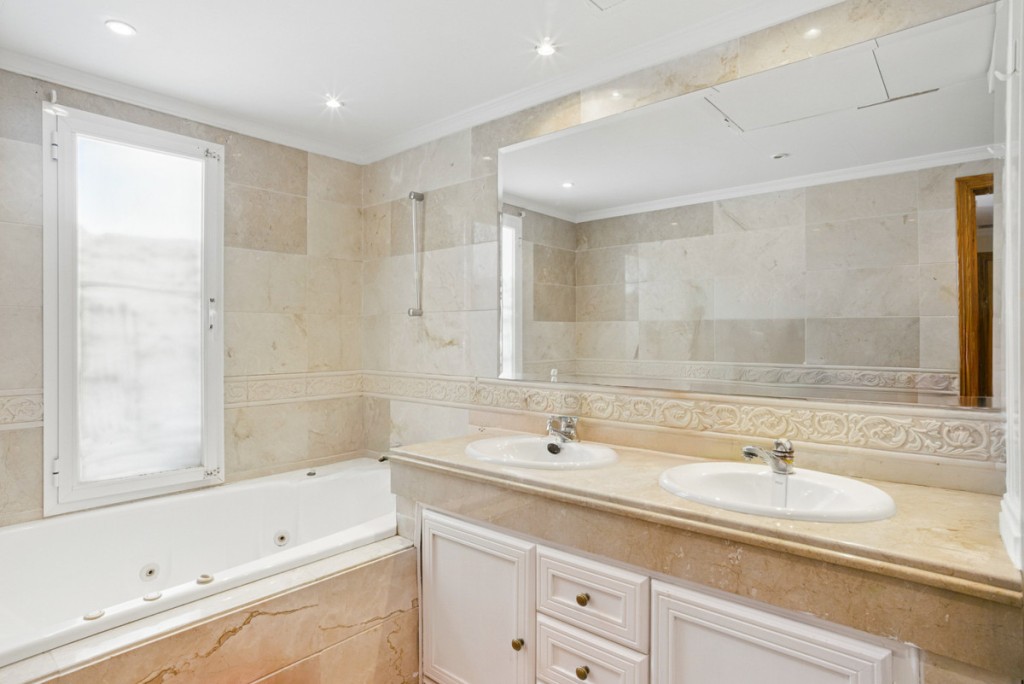 4 Bed, 3 Bath, HouseFor Sale, Nueva Andalucia, Malaga