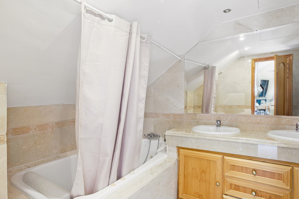 4 Bed, 3 Bath, HouseFor Sale, Nueva Andalucia, Malaga