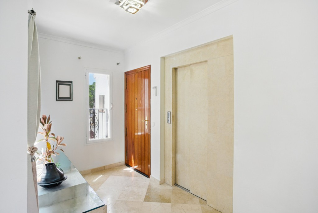 4 Bed, 3 Bath, HouseFor Sale, Nueva Andalucia, Malaga