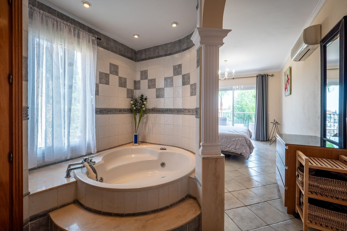 Riviera Del Sol, Malaga, 3 Bedrooms Bedrooms, ,2 BathroomsBathrooms,For Sale,R5074102