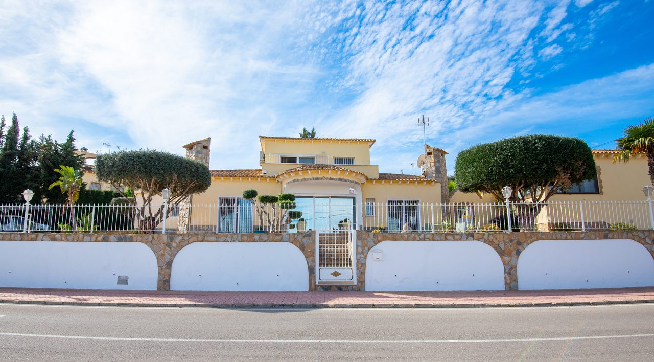 4 Bed, 5 Bath, HouseFor Sale, Algorfa, Alicante