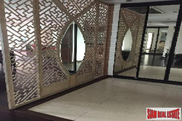 3 Bed, 2 Bath, ApartmentFor Sale, Silom, Bangkok