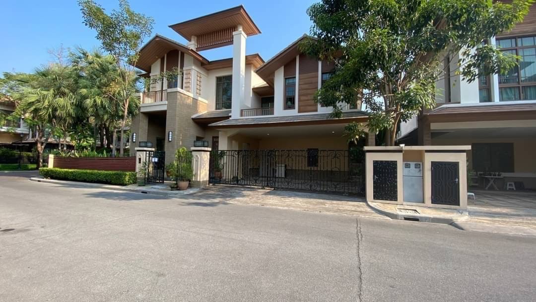 4 Bed, 5 Bath, HouseFor Sale, Phra Khanong, Bangkok 4 Bed, 5 Bath, HouseFor Sale, Phra Khanong, Bangkok