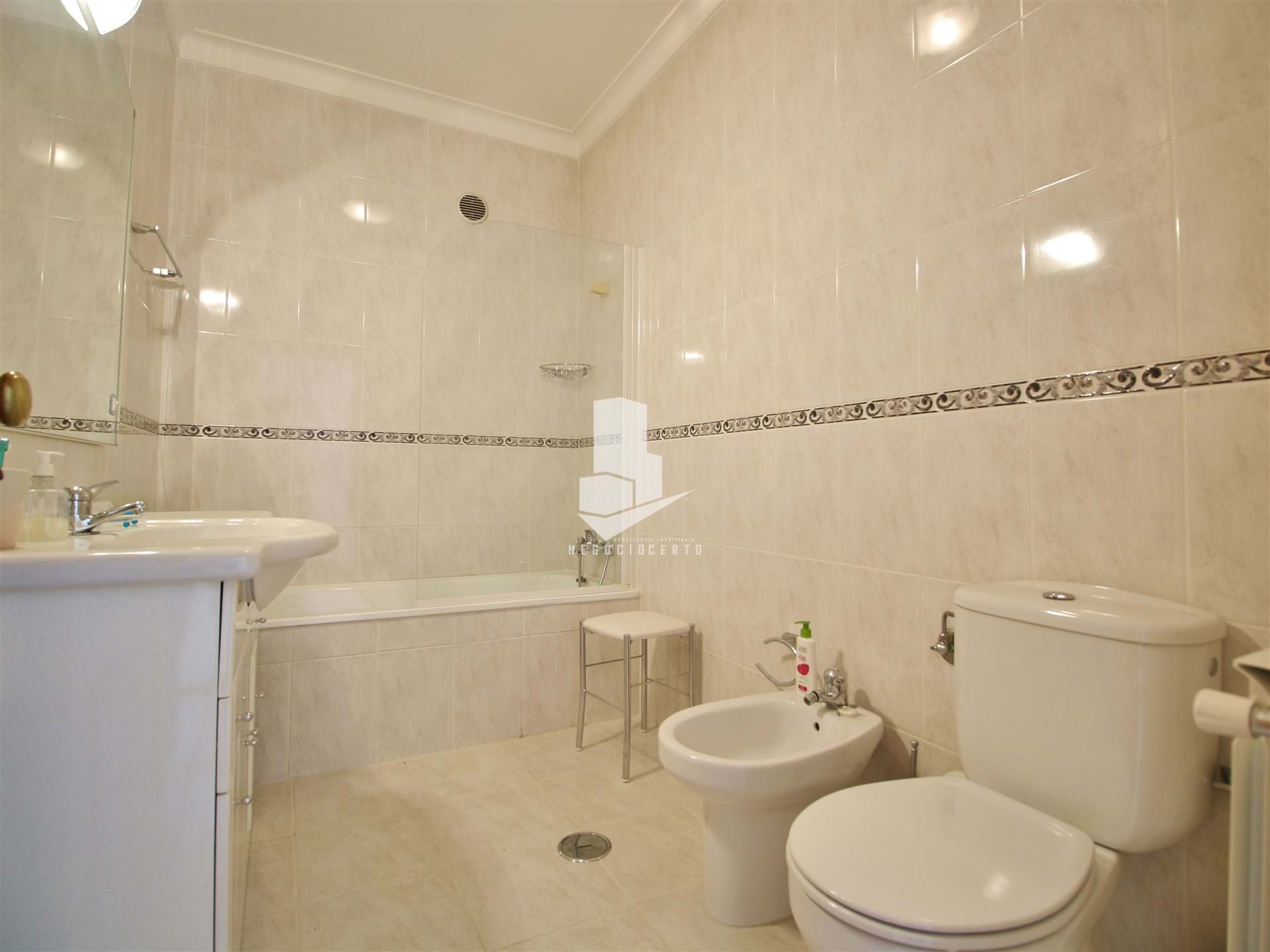 3 Bed, 2 Bath, ApartmentFor Sale, Leiria, Leiria, 2414-003