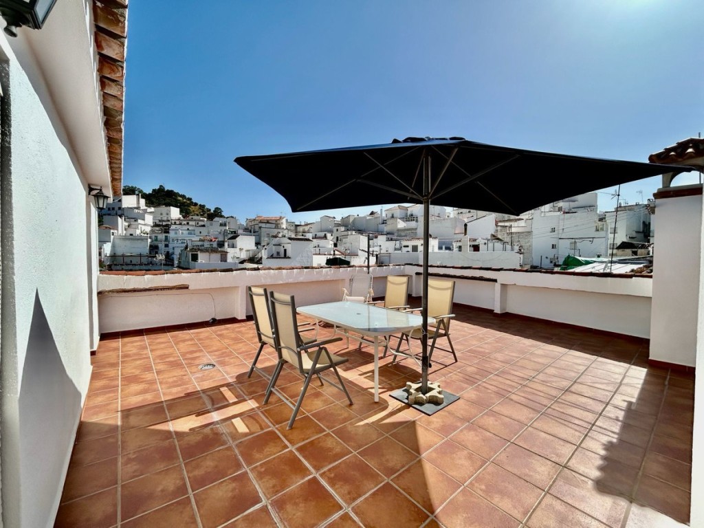 3 Bed, 2 Bath, ApartmentFor Sale, Istán, Malaga
