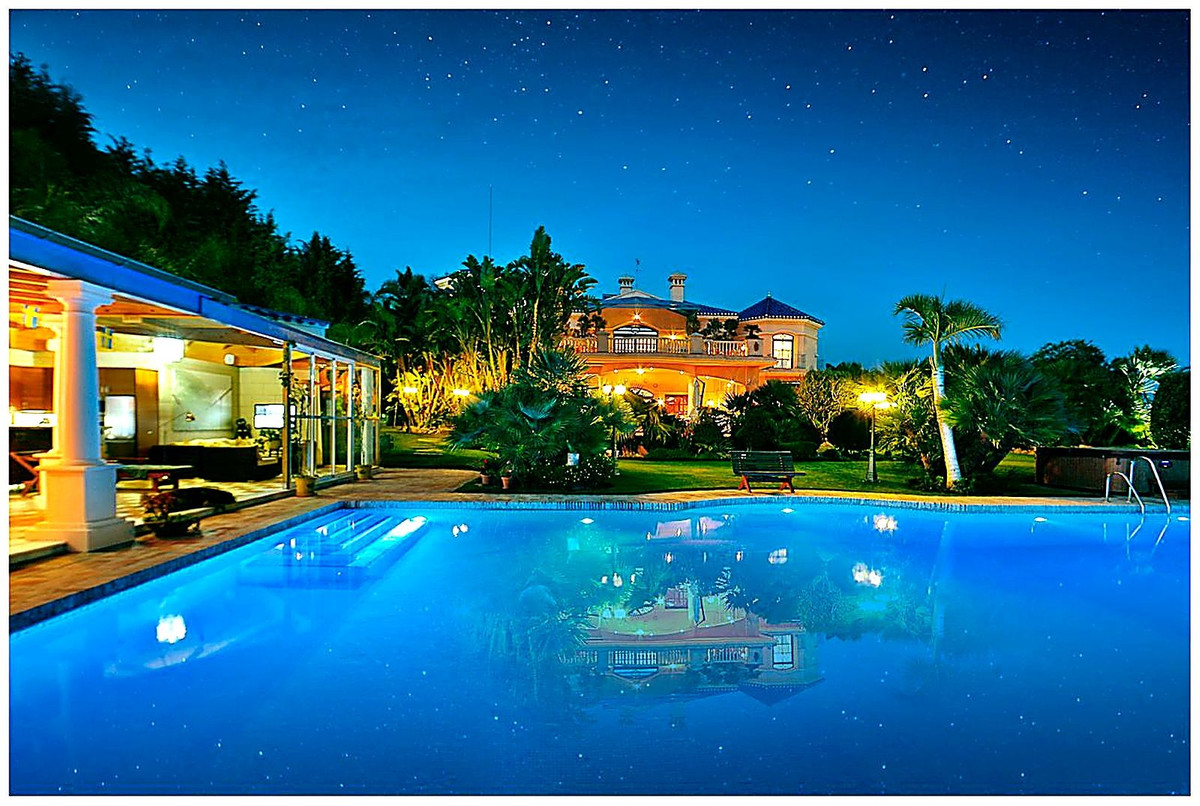 17 Bed, 11 Bath, HouseFor Sale, Nueva Andalucia, Malaga