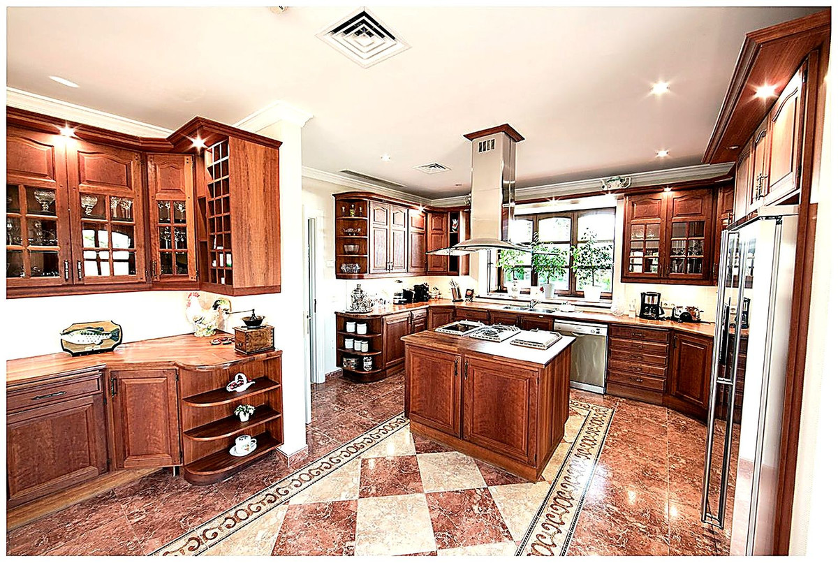 17 Bed, 11 Bath, HouseFor Sale, Nueva Andalucia, Malaga