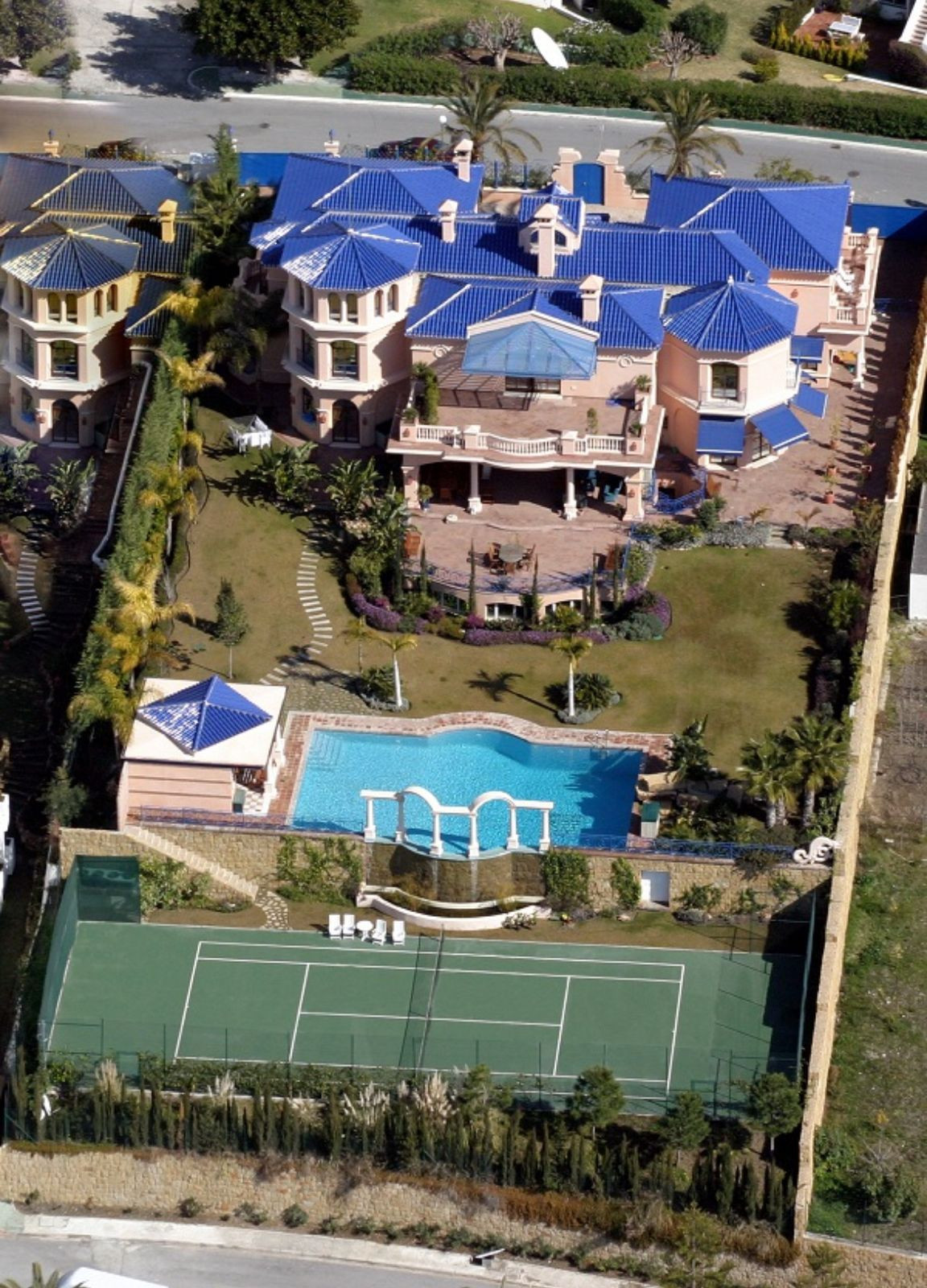 17 Bed, 11 Bath, HouseFor Sale, Nueva Andalucia, Malaga