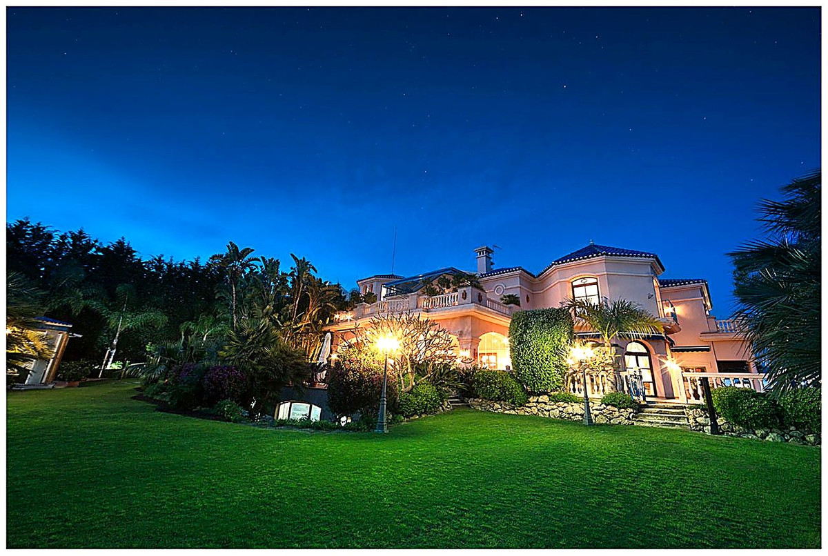 17 Bed, 11 Bath, HouseFor Sale, Nueva Andalucia, Malaga
