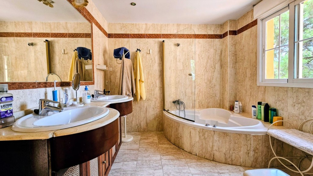 2 Bed, 2 Bath, ApartmentFor Sale, Elviria, Malaga