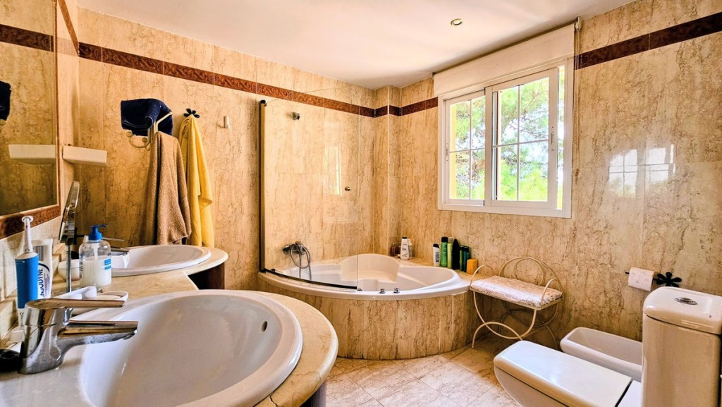 2 Bed, 2 Bath, ApartmentFor Sale, Elviria, Malaga