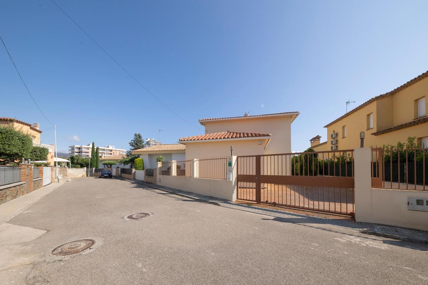 3 Bed, 3 Bath, HouseFor Sale, Roses, Girona, 17480 3 Bed, 3 Bath, HouseFor Sale, Roses, Girona, 17480