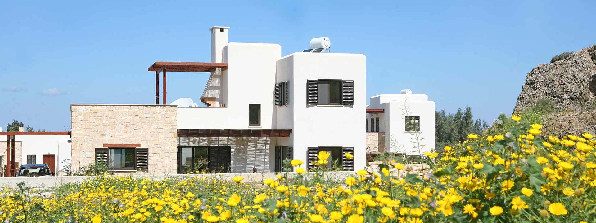HouseFor Sale, Polis
