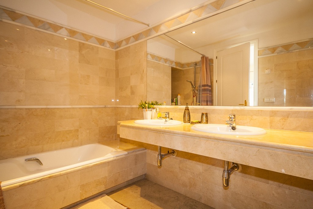 2 Bed, 2 Bath, ApartmentFor Sale, Elviria, Malaga