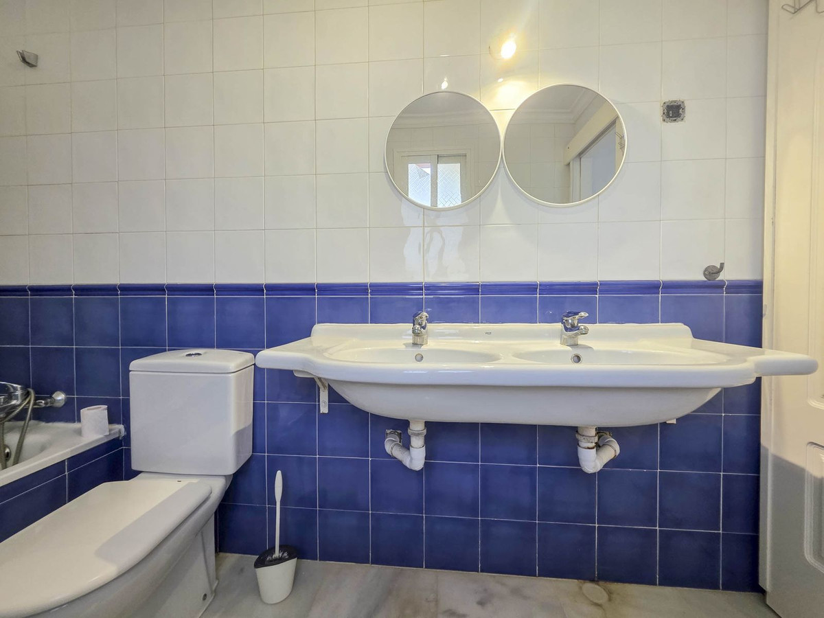 3 Bed, 2 Bath, ApartmentFor Sale, La Duquesa, Malaga