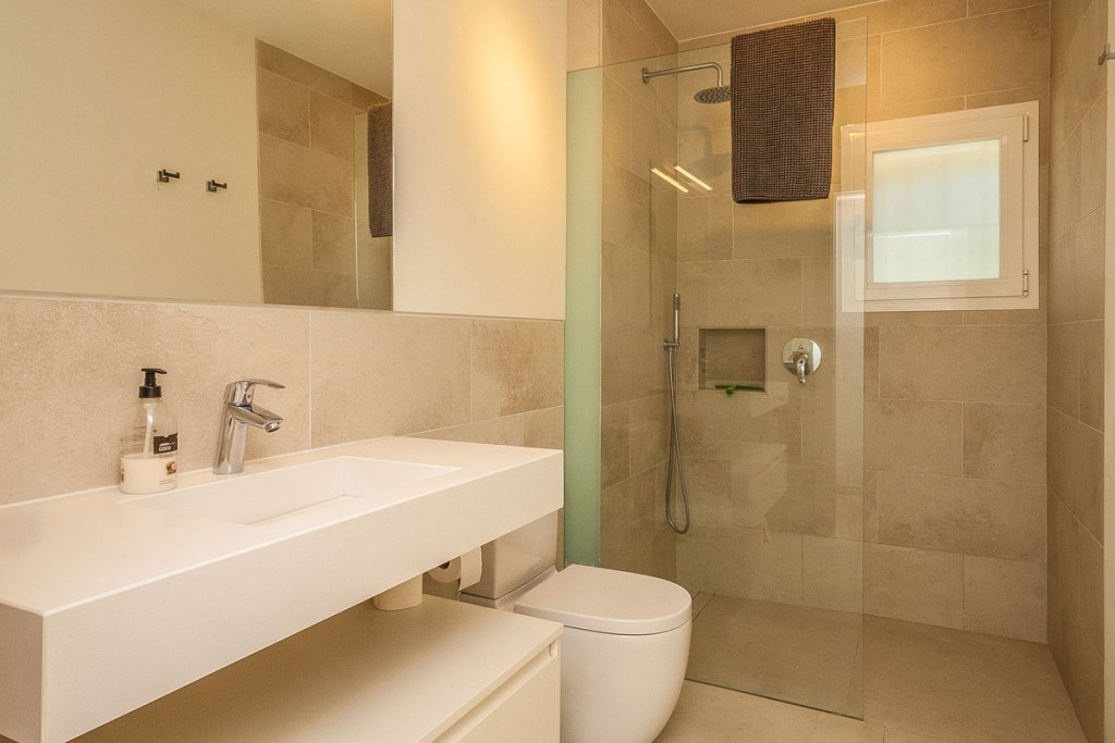 5 Bed, 3 Bath, HouseFor Sale, Elviria, Malaga