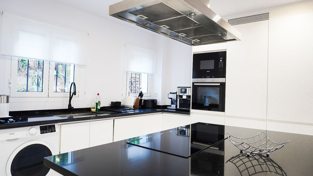 2 Bed, 1 Bath, ApartmentFor Sale, Nueva Andalucia, Malaga