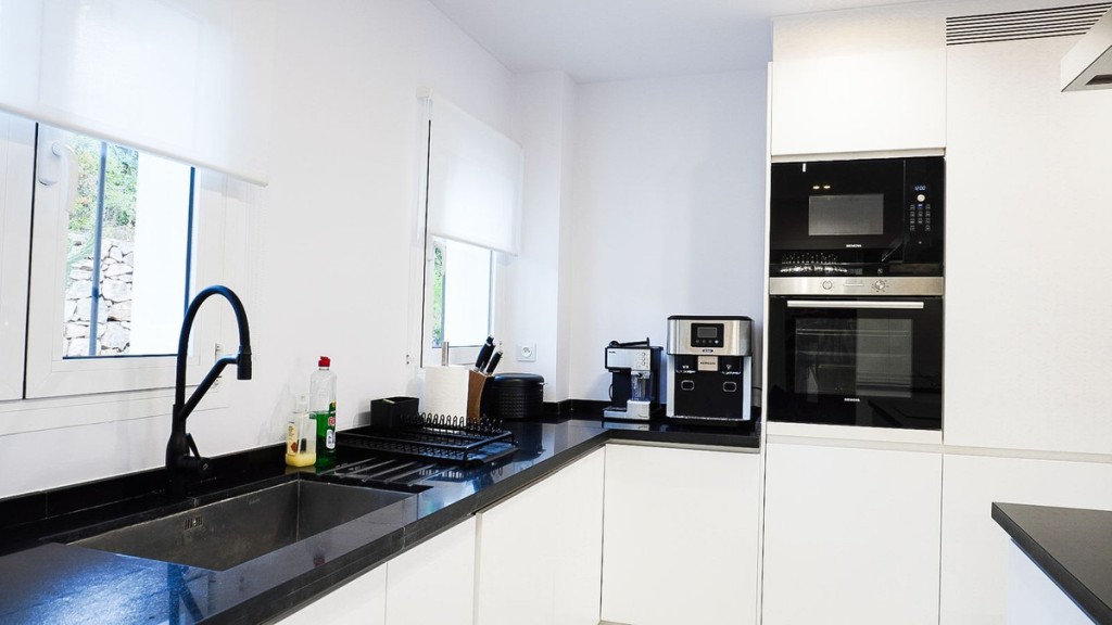 2 Bed, 1 Bath, ApartmentFor Sale, Nueva Andalucia, Malaga